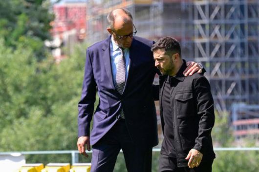 볼로디미르 젤렌스키(오른쪽) 우크라이나 대통령이 지난 8월 13일 독일 베를린에서 프리드리히 메르츠 독일 총리의 환영을 받고 있다. 베를린=AFP 연합뉴스