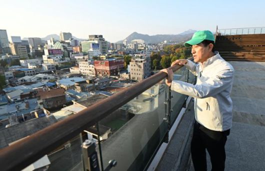 오세훈 서울시장이 지난 7일 서울 종로구 세운상가 옥상에서 열린 세운 4구역 재개발 관련 현장 브리핑 뒤 주변 전망을 살펴보고 있다. 서울시 제공