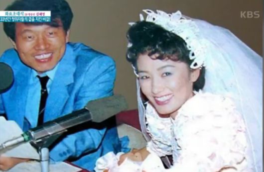 방송인 김혜영(오른쪽)이 웨딩드레스를 입고 마이크 앞에 앉아 있다. 그는 결혼식 당일에도 생방송으로 MBC 라디오 프로그램 '싱글벙글쇼'를 진행했다. 1988년 5월 4일 모습. KBS 영상 캡처