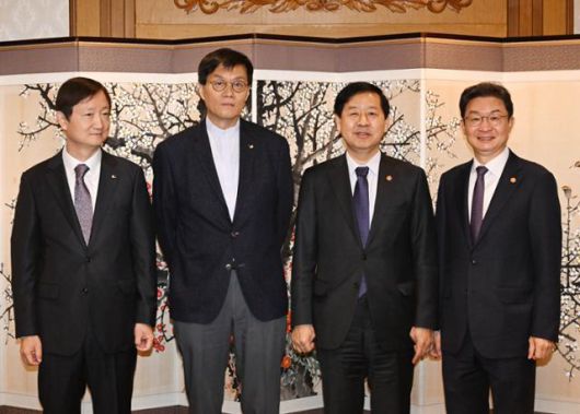 14일 서울 종로구 정부서울청사에서 열린 시장상황점검회의 시작에 앞서 이찬진 금융감독원장(왼쪽부터), 이창용 한국은행 총재, 구윤철 부총리 겸 기획재정부 장관, 이억원 금융위원장이 기념 촬영하고 있다.기획재정부 제공