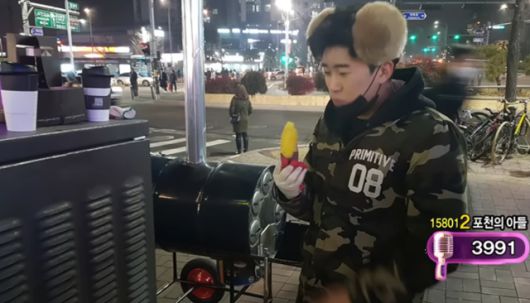 서울 마포구 합정동에서 군고구마를 팔며 가수의 꿈을 키웠던 '청년 임영웅'의 모습. 그는 '아침마당' 수요일 코너 '도전! 꿈의무대'에 출연해 이름을 시청자에 알리기 시작했다. KBS 영상 캡처