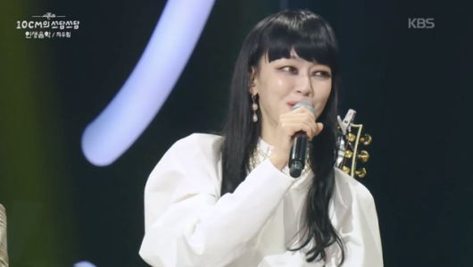 밴드 자우림 김윤아가 뇌 신경마비 투병 이후 활동과 앨범 작업에 생긴 변화를 언급했다. KBS2 제공