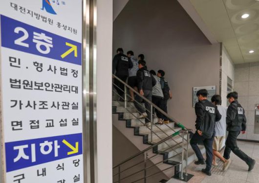 캄보디아 송환 피의자들이 지난달 20일 충남 홍성 대전지법 홍성지원에서 구속 전 피의자 심문(영장실질심사)을 받기 위해 법정에 들어서고 있다. 홍성=뉴스1