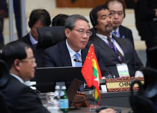 리창(왼쪽 두 번째) 중국 총리가 지난달 27일 말레이시아 쿠알라룸푸르 컨벤션센터에서 열린 아세안+3(한중일) 정상회의에 참석해 있다. 쿠알라룸푸르=뉴시스