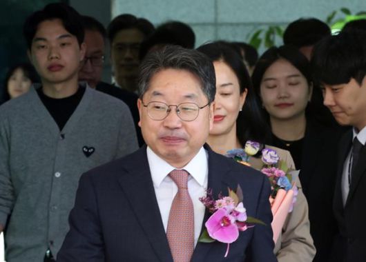 노만석 검찰총장 직무대행이 14일 서울 서초동 대검찰청에서 열린 비공개 퇴임식을 마치고 청사를 나서고 있다. 뉴스1