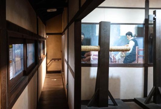 군산항쟁관 내부는 박물관으로 개조됐지만 일본식 가옥 특유의 좁은 복도 등 옛 구조를 간직하고 있다.