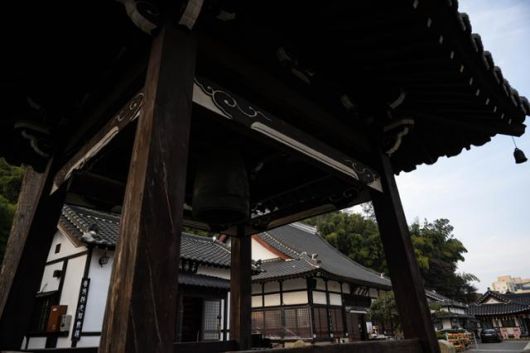 동국사의 종각에 일본 교토에서 주조한 범종이 걸려 있다.