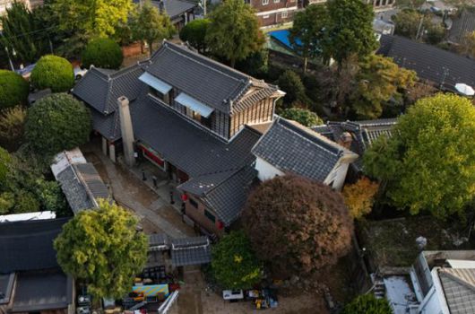 신흥동 일본식 가옥이 거대한 자태를 뽐내고 있다.