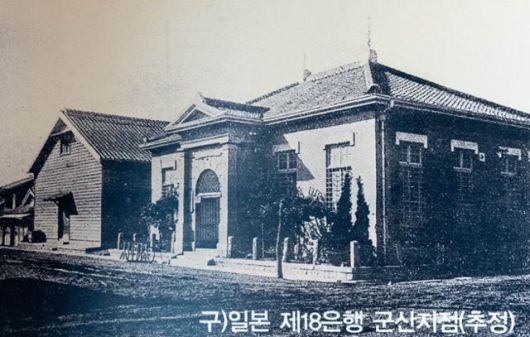제18은행 군산지점은 긴 세월 동안 구조가 변경된 것으로 추정된다.