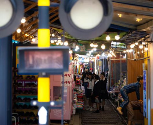 각기 다른 연령대의 관광객이 모두 교복을 입고 철길 마을을 즐기고 있다.