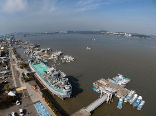 군산 내항에 뜬다리 부두(오른쪽)와 위봉함(왼쪽 아래)이 보인다.