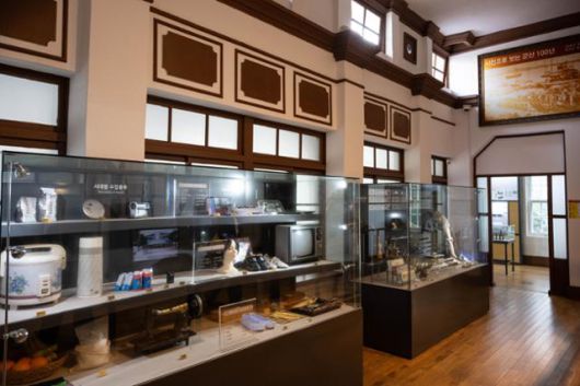 호남관세박물관 내부에 시대별 압류품이 전시돼 있다.