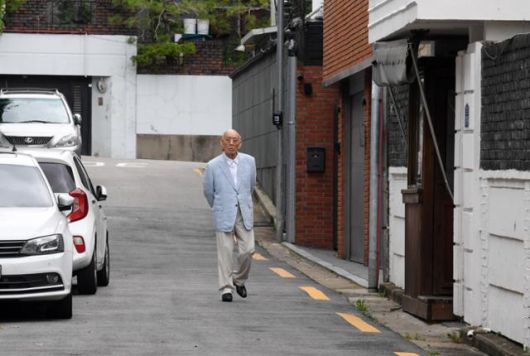 사자명예훼손 혐의 항소심 두 번째 재판에 불출석한 전두환 전 대통령이 생전인 2021년 7월 5일 서울 서대문구 연희동 자택 앞을 잠시 거닐고 있다. 홍인기 기자