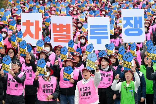 전국학교비정규직연대회의(학비연대)가 20일 서울 영등포구 국회의사당 앞에서 릴레이 총파업 결의대회를 연 가운데 조합원들이 손피켓을 들고 구호를 외치고 있다. 학비연대는 기본급 인상, 방학 중 무임금 해소, 근속 임금 차별 해소, 복리후생 차별 해소 등을 요구하고 있다. 임지훈 인턴기자