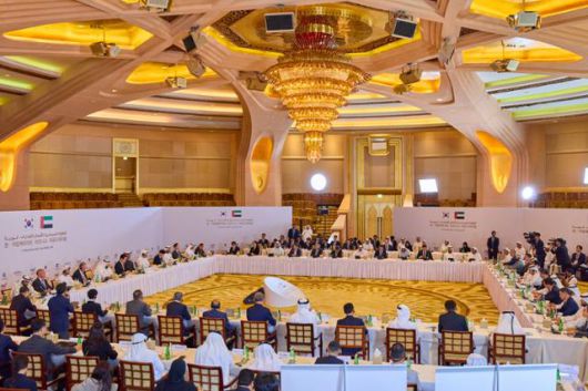 이재명 대통령이 19일 국빈 방문한 아랍에미리트 수도 아부다비의 한 호텔에서 열린 한-UAE 비즈니스 라운드테이블에 참석하고 있다. 뉴시스