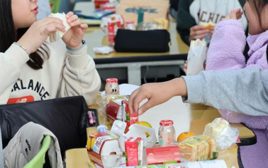 학교 비정규직 노동자들이 파업에 돌입한 20일 인천 한 초등학교 교실에서 학생들이 구운 달걀, 주스, 햄치즈샌드위치 등 대체 급식으로 점심을 먹고 있다. 연합뉴스