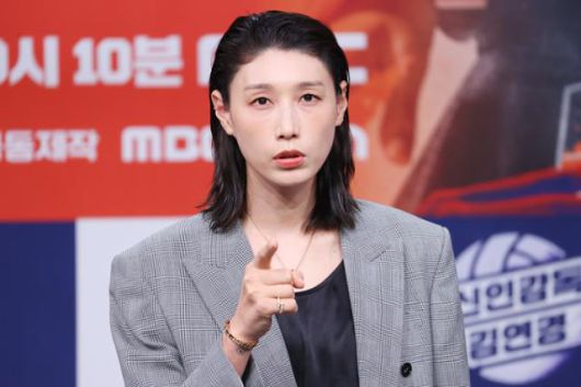 전 배구선수 김연경이 9월 24일 오후 서울 마포구 MBC 골든마우스홀에서 열린 MBC '신인감독 김연경' 제작발표회에서 포즈를 취하고 있다. 연합뉴스
