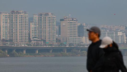 24일 서울 잠수교에서 바라본 아파트 단지. 뉴시스