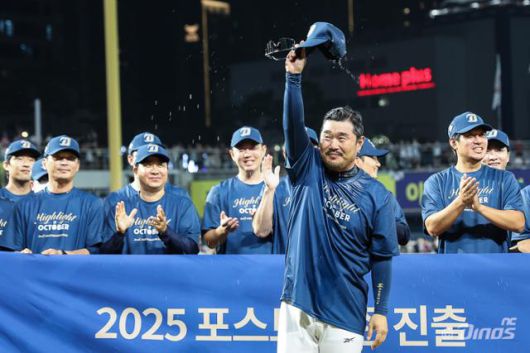 이호준 NC 다이노스 감독이 지난달 4일 경남 창원NC파크에서 열린 SSG 랜더스와의 경기에서 승리해 포스트시즌 진출을 확정지은 뒤 팬들에게 인사하고 있다. NC 다이노스 제공