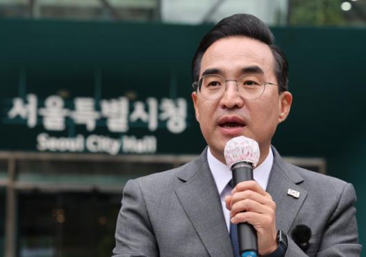 박홍근 더불어민주당 의원이 26일 서울시청 앞에서 내년 6월 치러지는 서울시장 선거 출마 선언을 하고 있다. 당 원내대표를 역임한 4선 중진 박 의원은 이날 민주당에서 가장 먼저 서울시장 출마를 공식 선언하며 서울의 새 역사를 쓰겠다고 다짐했다. 뉴스1