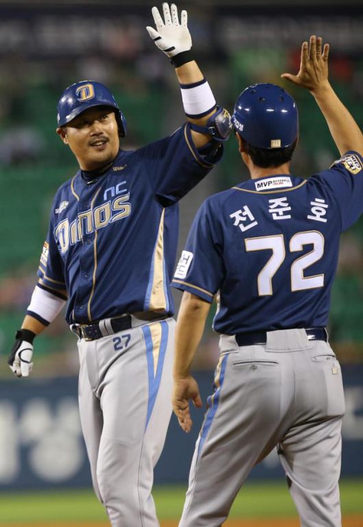 2013년 9월 15일 LG 트윈스전에서 9회 2타점 적시타를 터뜨린 이호준(왼쪽)이 전준호 코치와 하이파이브 하고 있다. 그는 주장으로 팀의 뼈대를 만들었다. 연합뉴스