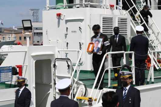 피살된 공무원이 타던 어업지도선 무궁화 10호에서 2022년 9월 열린 추모 노제. 연합뉴스