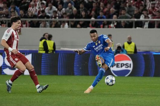 레알 마드리드의 킬리안 음바페가 27일 그리스 피레아스의 카라이스카키스 스타디움에서 열린 2025~26시즌 유럽축구연맹(UEFA) 챔피언스리그(UCL) 리그 페이즈 5차전 올림피아코스와의 경기에서 전반 29분 해트트릭을 완성하고 있다. 피레아스=AP 뉴시스