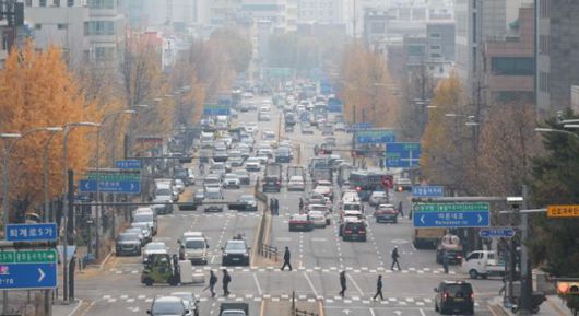 서울의 미세먼지와 초미세먼지 농도가 '나쁨' 수준을 보인 25일 서울 중구 동호로에서 바라본 도심이 뿌옇게 흐리다. 뉴시스