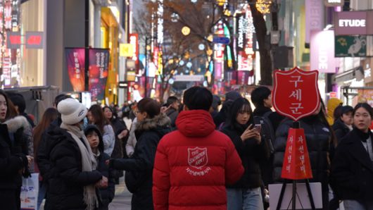 구세군 자선냄비 봉사자가 서울 명동 거리에서 자선냄비를 지키고 있다. 구세군한국군국 제공