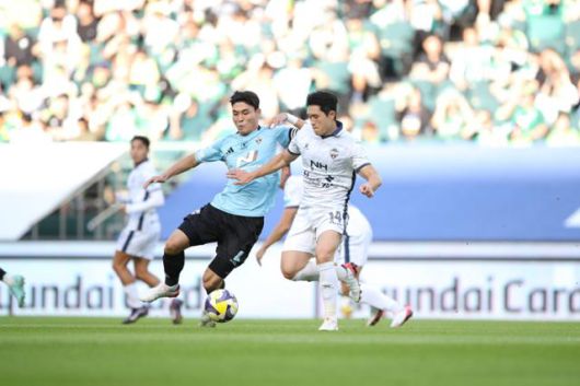 K리그1 전북 현대의 박진섭(왼쪽)과 김천 상무 시절 이동경이 9월 20일 전북 전주월드컵경기장에서 열린 맞대결에서 공을 차지하기 위해 몸싸움을 펼치고 있다. 한국프로축구연맹 제공