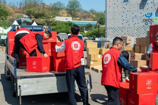 구세군이 4월 29일 산불 피해를 입은 경북 영덕군에서 긴급구호물품을 나르고 있다. 구세군한국군국 제공