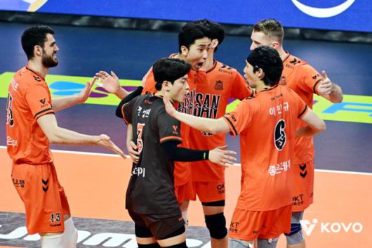 OK저축은행 선수들이 30일 부산 강서체육관에서 열린 진에어 2025~26시즌 V리그 2라운드 우리카드전에서 득점한 뒤 환호하고 있다. 이날 OK저축은행은 세트스코어 3-2 승리, 시즌 처음으로 연승을 기록했다. 한국배구연맹 제공