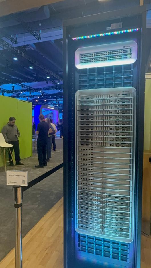 엔비디아의 최신 AI 및 고성능 컴퓨팅(HPC) 플랫폼 GB300. 그레이스 블랙웰 아키텍처를 기반으로 한 슈퍼칩 시스템의 확장 버전이다. 지난해 엔비디아 GTC 콘퍼런스에서 발표된 블랙웰 시리즈 중 하나로, 주로 AI 훈련, 추론, 그리고 피지컬 AI 시뮬레이션과 같은 고급 컴퓨팅 작업을 위해 설계됐다. 실리콘밸리=박지연 특파원