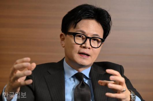 한동훈 전 국민의힘 대표가 27일 서울 한국일보사에서 불법 비상계엄 1년 이후 한국 정치 등에 대해 인터뷰하고 있다. 박시몬 기자