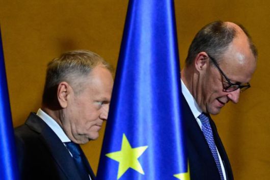 프리드리히 메르츠(오른쪽) 독일 총리와 도날트 투스크 폴란드 총리가 1일 베를린에서열린 제17차 독일-폴란드 정부 협의회 참가자들과 함께 기념 사진을 찍기 위해 이동하고 있다. 베를린=AFP 연합뉴스