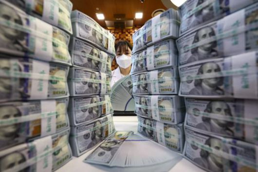 지난달 5일 서울 중구 하나은행 위변조대응센터에서 관계자가 미국 달러화 지폐를 정리하고 있다. 뉴시스