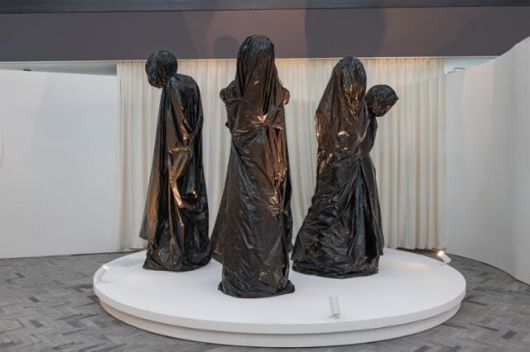 민주화운동기념관 특별전 '잘린 문장 열린 광장'에 전시된 심승욱의 '지난 시간 속에 남겨진 다섯 개의 군상'. 민주화운동기념사업회 제공