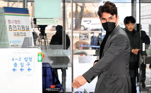 프로야구 기아 타이거즈의 장정석 전 단장이 지난해 1월 30일 서울중앙지방법원에서 열린 구속 전 피의자 심문(영장실질심사)에 출석하고 있다. 한국일보 자료사진