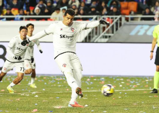 제주SK의 유리 조나탄이 3일 수원월드컵경기장에서 열린 수원 삼성과의 K리그 승강 플레이오프 1차전에서 후반 페널티킥을 성공시키고 있다. 연합뉴스