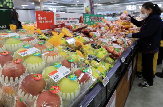 서울의 한 마트에 사과가 진열돼 있다. 뉴스1