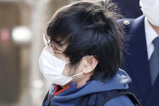 아베 신조 전 총리를 살해한 혐의로 기소된 야마가미 데쓰야가 2023년 1월 10일 일본 서부 나라경찰서로 들어가고 있다. 나라=교도·AP 연합뉴스