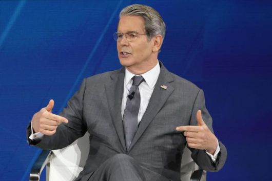 스콧 베선트 미국 재무부 장관이 3일 미 뉴욕타임스(NYT)가 미 뉴욕시 링컨센터에서 주최한 ‘2025 딜북 서밋’ 행사에 참석해 발언하고 있다. 뉴욕=AFP 연합뉴스