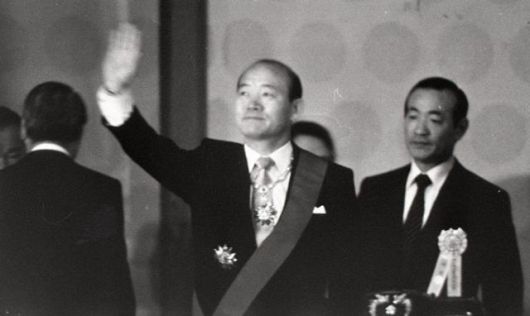 전두환이 1980년 9월 서울 잠실 실내체육관에서 열린 제11대 대통령 취임식에서 손을 흔드는 모습. 그는 유신헌법에 따른 통일주체국민회의 간접선거로 제11대 대통령으로 당선돼 취임했다. 이후 헌법을 고쳐 이듬해 12대 대통령으로 재차 취임한다. '전두환 대통령 만들기'의 핵심축 중 하나는 신군부를 비판하던 언론을 탄압하고 짓밟는 일이었다. 한국일보 자료사진