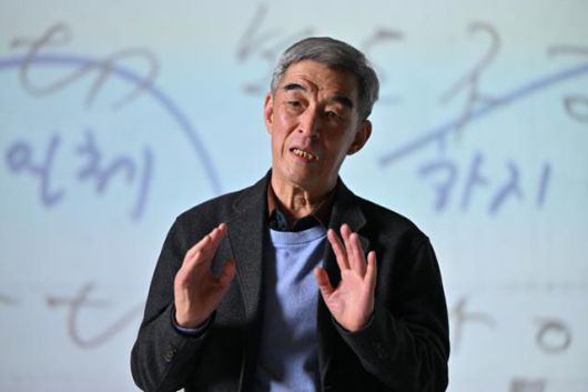 전두환 정권의 보도지침을 폭로했던 김주언 전 한국일보 기자가 지난달 20일 서울 중구 한국일보사에서 인터뷰를 하고 있다. 민경석 기자