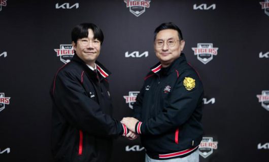 KIA가 4일 프랜차이즈 스타인 자유계약선수(FA) 양현종과 계약기간 2+1년, 계약금 10억 원, 연봉과 인센티브를 포함해 총액 45억 원에 계약했다고 밝혔다. 계약 뒤 악수하는 양현종과 심재학 KIA 단장. KIA 제공