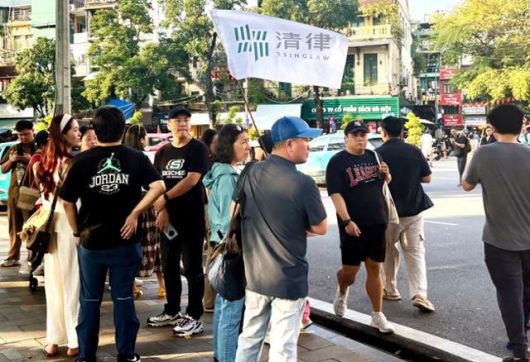 1일 베트남 하노이 관광지 호안끼엠 호수 인근에서 한 무리의 중국인 단체 관광객이 차량을 기다리고 있다. 하노이=허경주 특파원