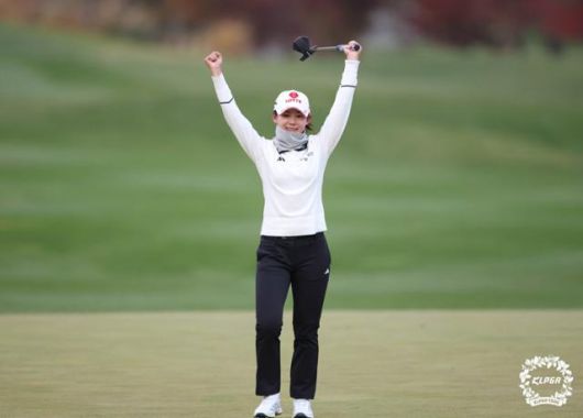 황유민이 지난달 9일 경기 파주 서원힐스에서 열린 KLPGA 투어 최종전 대보 하우스디 챔피언십에서 우승한 뒤 환호하고 있다. KLPGA 제공