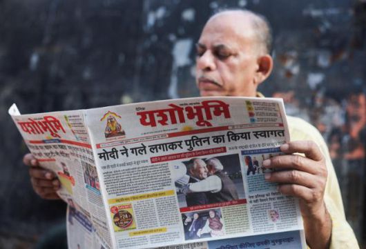 5일 인도 뭄바이에서 한 남성이 블라디미르 푸틴 러시아 대통령의 인도 방문 내용이 담긴 신문을 읽고 있다. 뭄바이=로이터 연합뉴스