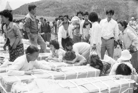 1980년 5월 29일 광주 시민들의 장례식에서 유족이 관에 얼굴을 묻고 오열하고 있다. 한국일보 임시취재반