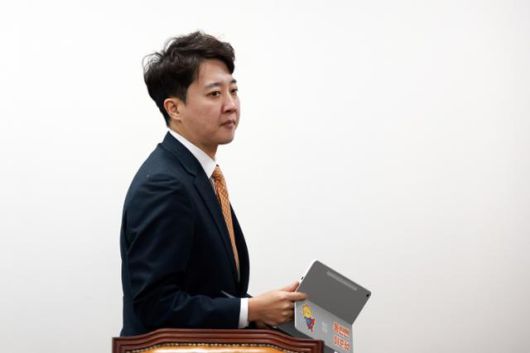 이준석 개혁신당 대표가 1일 서울 여의도 국회에서 열린 최고위원회의에 참석하고 있다. 뉴시스